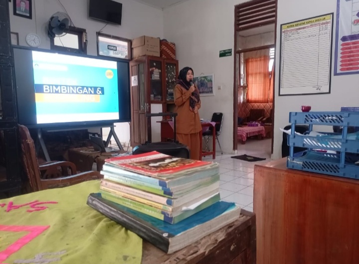 Kegiatan Kombel SMPN 1 Patia Guru BK Ibu Suhaeni, S.Pd. Paparkan “7 Jurus BK Hebat” di Hadapan Guru-Guru SMPN 1 Patia