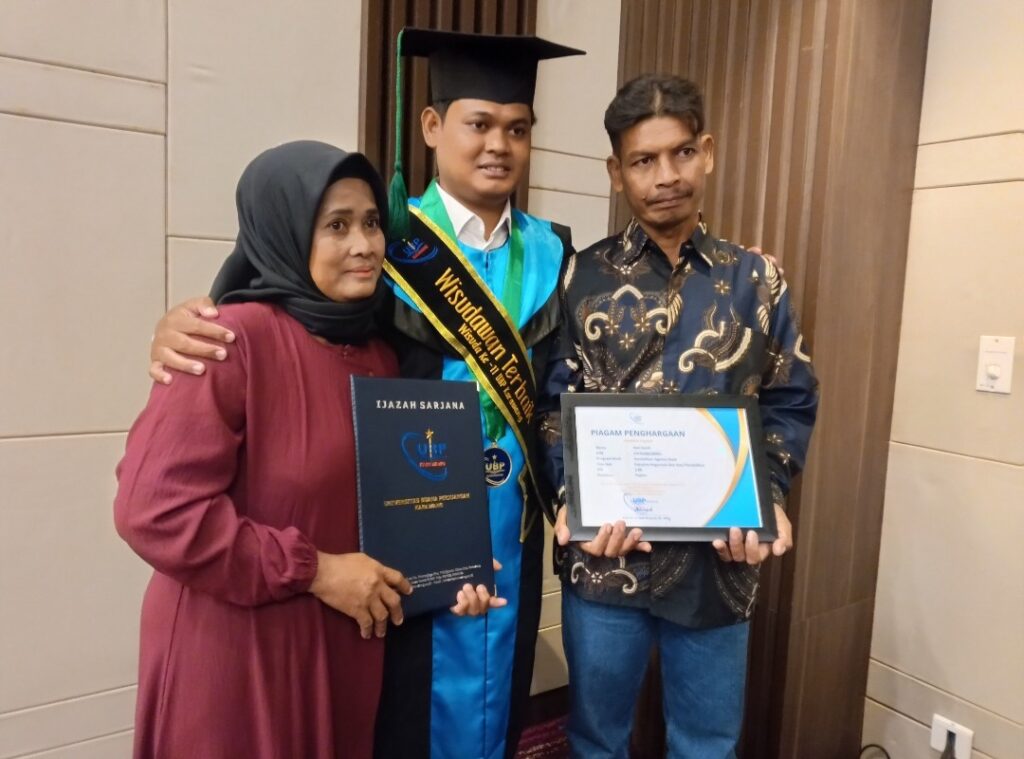 Mahasiswa Berprestasi Asal Bekasi Raih IPK 3,86 Setelah Berjuang Sambil Bekerja