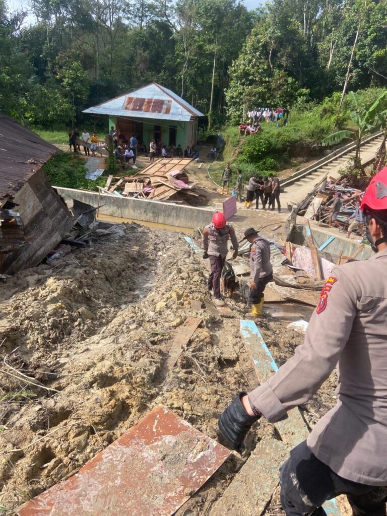 Polda Sumut Kerahkan K9! Apa yang Ditemukan di Reruntuhan Longsor Taput?
