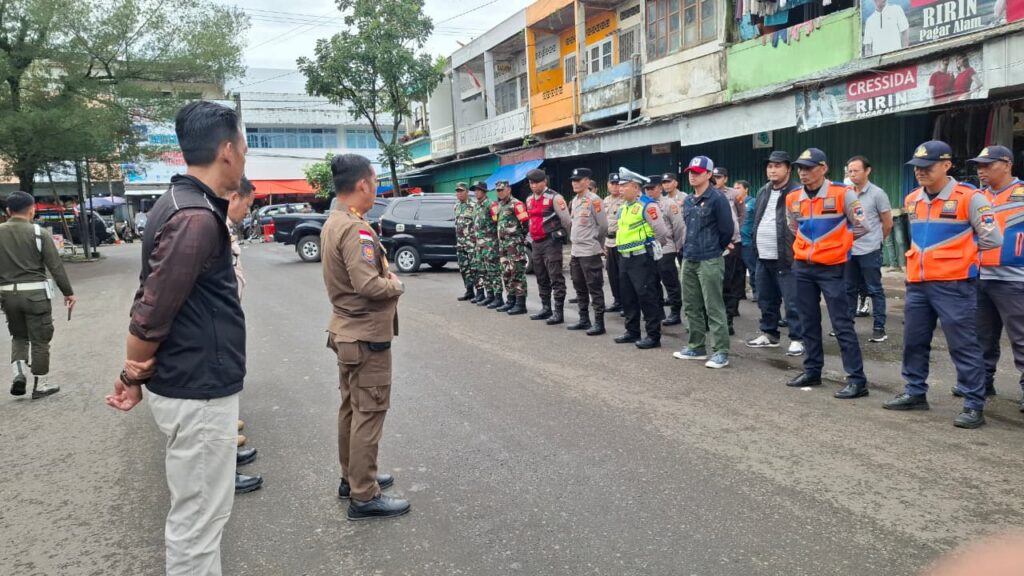 Polres Pagar Alam Bersama TNI–Pol PP–Dishub Tertibkan Alun-Alun Utara Jelang Dempo Run 2025 dan untuk kenyamanan masyarakat