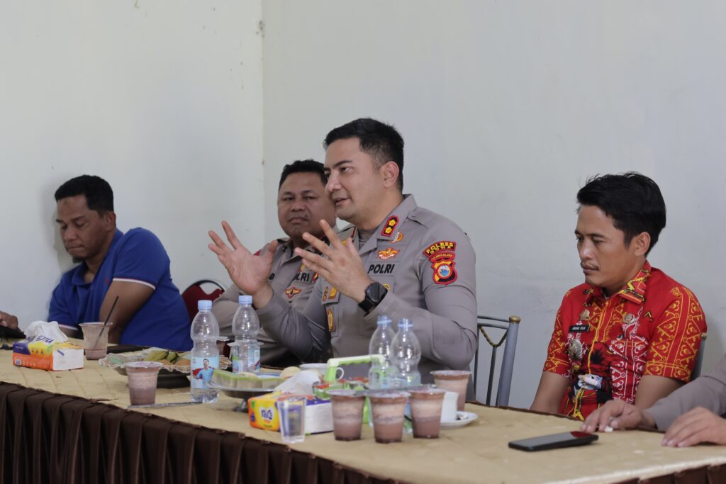 Kapolres Gowa Diterima Masyarakat Tompobulu Saat Amankan Lokasi, Berikan Edukasi Percayakan Proses Hukum Tanpa Main Hakim Sendiri