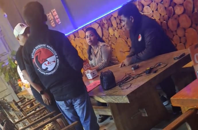 Tetap Tegas Meski Sempat Dihadang! Kasatresnarkoba AKP Irwanta Sembiring Pimpin Razia di NES Restobar