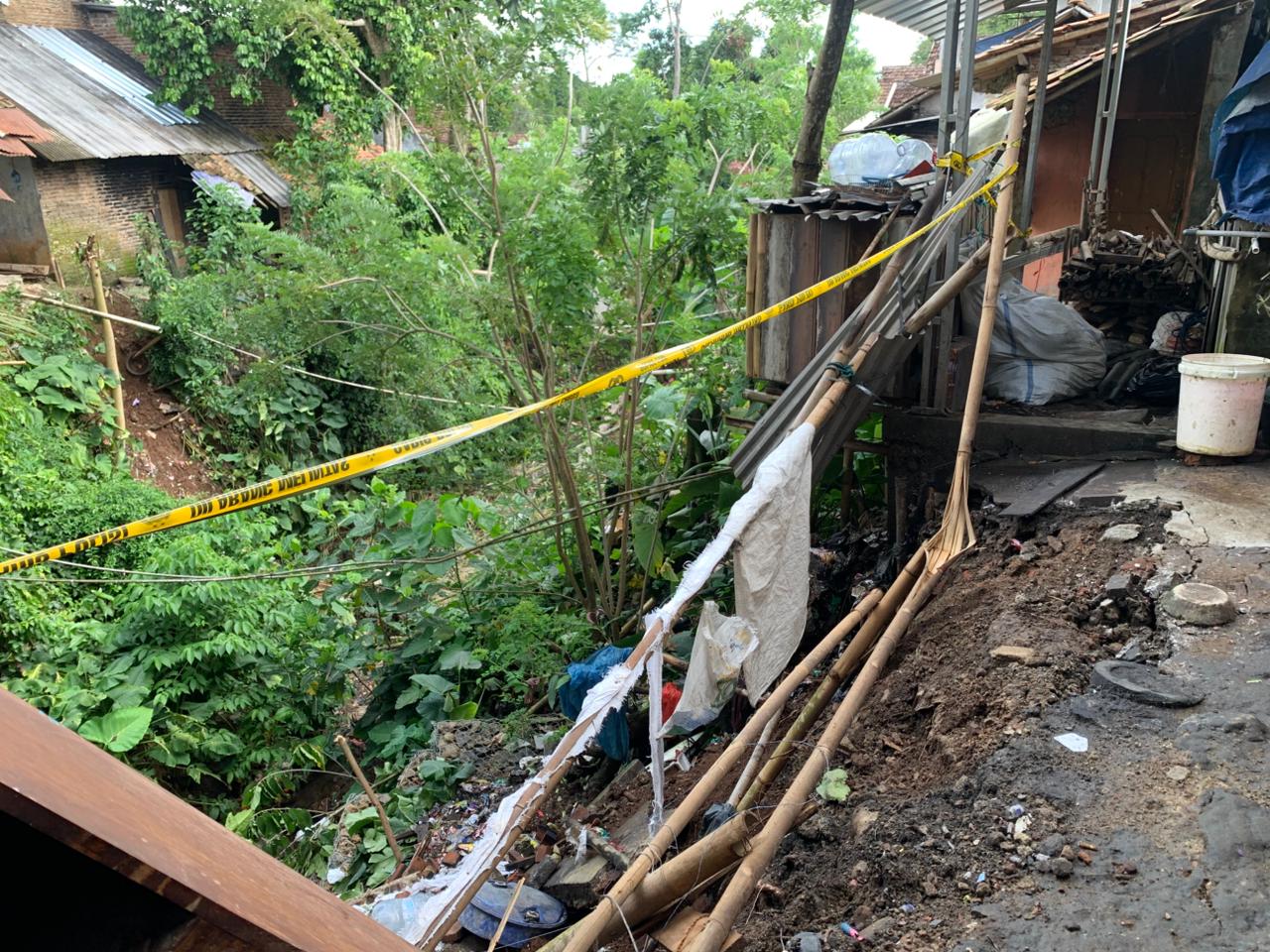 2 Rumah Terdampak Parah Akibat Longsor di Karangtanjung