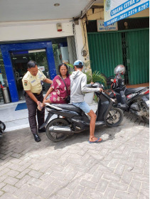 BRI KCP Taman Palem Berikan Pelayanan Ramah dan Mudah bagi Nasabah Lansia