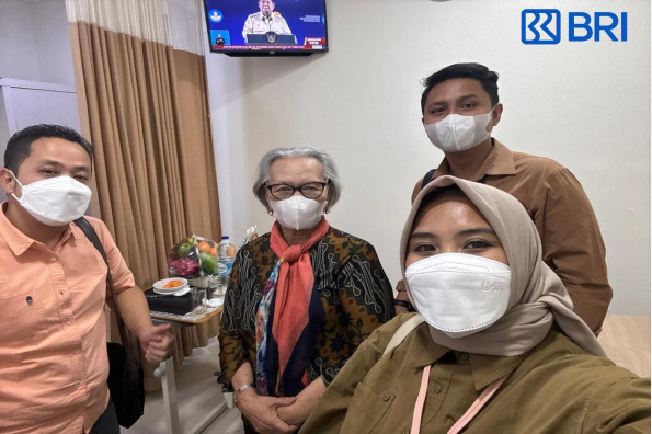 BRI Kantor Cabang Tangerang Merdeka Lakukan Kunjungan kepada Nasabah yang Sedang Sakit