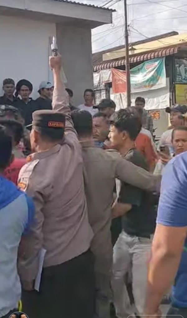 Terjadi Di Kantor Pangulu Nagori Rambung Merah: Pangulu Lari, Polsek Keluarkan Tembakan. Warga Minta Minta Mundur Dari Jabatannya ,Jika Tak Mampu Memimpin.