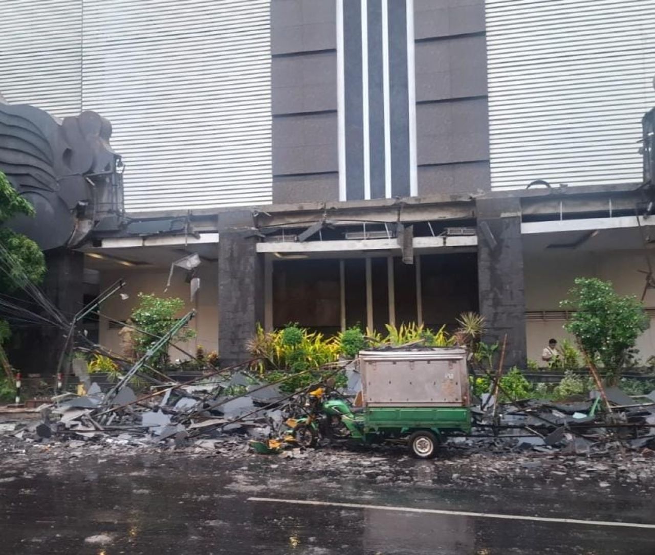 KPK Tak Tuntaskan Dugaan Kasus Korupsi Rp. 151 M, Kini Balkon Gedung Pemkab Lamongan Ambruk