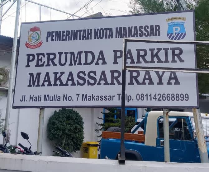 TANGISAN JURU PARKIR IBU NURAENI BUTUH KEBIJAKAN WALIKOTA MAKASSAR ATAS RAMBU LARANGAN PARKIR