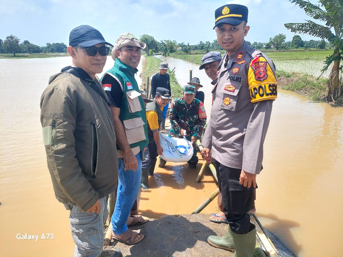 KAPOLSEK BERSAMA MUSPIKA BLANAKAN WARGA DESA JAYAMUKTI LAKUKAN PENAMBALAN DARURAT TANGGUL SUNGAI CIBENING JAYA MUKTI YANG JEBOL
