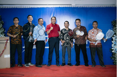 Pemimpin Cabang BRI KC Balaraja Serahkan Hadiah kepada Juara Turnamen Badminton