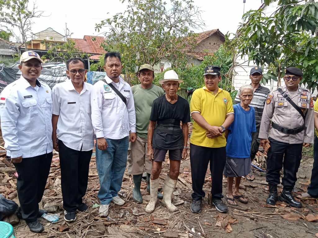 Miris Rumah Sepasang Lansia Di Blanakan Belum Juga Di Perbaiki, LSM ELANG MAS bersama Pemdes dan Pemcam Turut Membantu.
