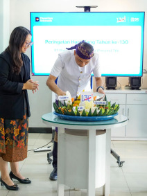 BRI KC Balaraja Rayakan HUT BRI ke-130 dengan Potong Tumpeng Bersama Insan BRILiaN