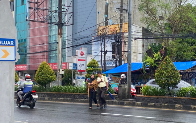 Petugas Security BRI KC Cilegon Siap Bantu Penyeberangan dengan Aman