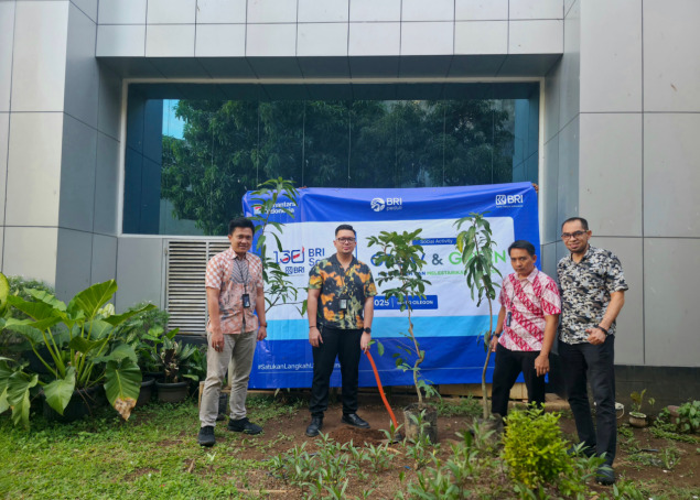 Manajemen dan Insan BRILian Lakukan Aksi Penanaman Pohon