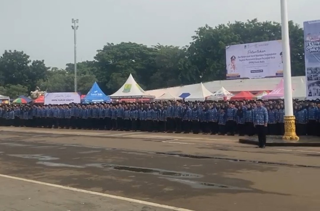 Bupati Karawang Lantik 6.482 PPPK Paruh Waktu di Lapang Karangpawitan