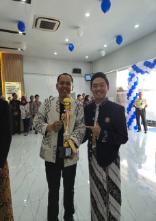 Pemimpin Cabang Jakarta Daan Mogot Serahkan Piala Mini Soccer, Dorong Sportivitas dan Kebersamaan