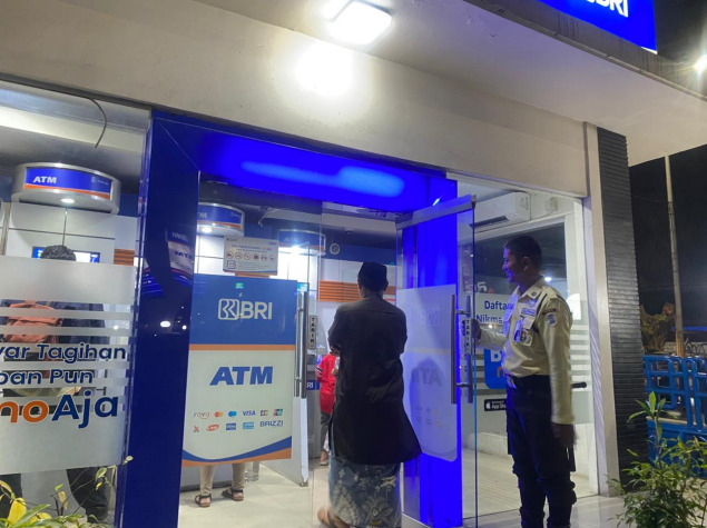 Satpam BRI KC Cilegon Siaga 24 Jam Kawal Transaksi Nasabah di Gerai ATM