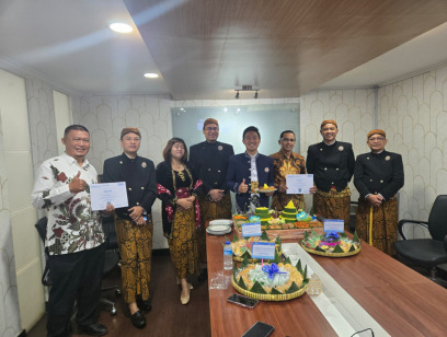Rayakan HUT BRI ke-130 dengan Antusias, BRI Cabang Jakarta Daan Mogot Gelar Potong Tumpeng sebagai Simbol Kebersamaan