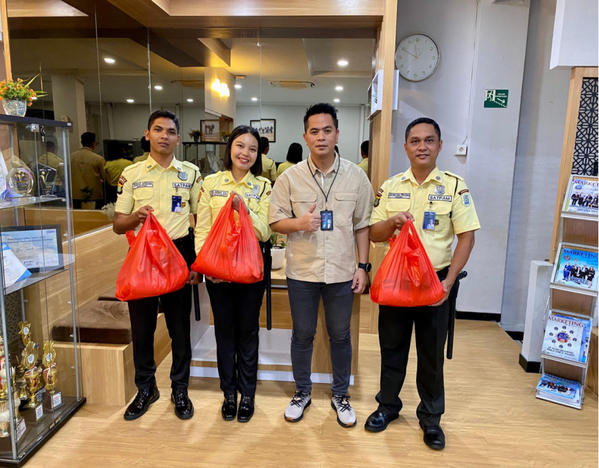 BRI Kebon Jeruk Salurkan Sembako sebagai Bentuk Apresiasi kepada Petugas Keamanan