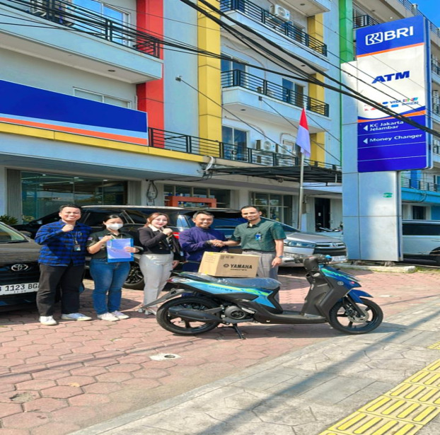 Apresiasi Nasabah,BRI KC Jakarta Jelambar Serahkan Hadiah Motor Pemenang Program PHS