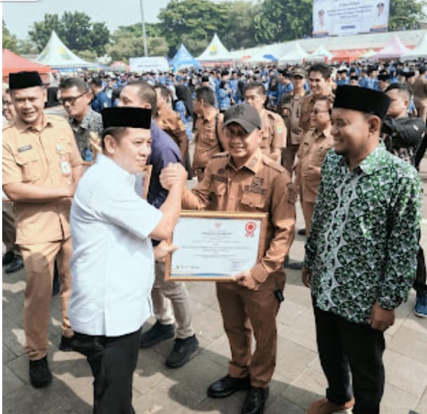 H.Margono A.Md Ketua APDESI Kabupaten Karawang Raih Penghargaan Anugerah Pajak Daerah tahun 2025.