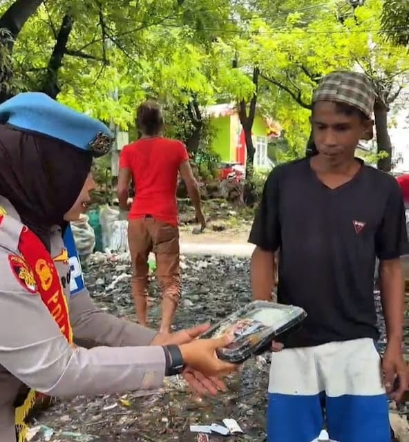 Bukan Sekadar Nasi Kotak, Polwan PSM Polres Gowa Antar Kepedulian untuk Para Pemulung