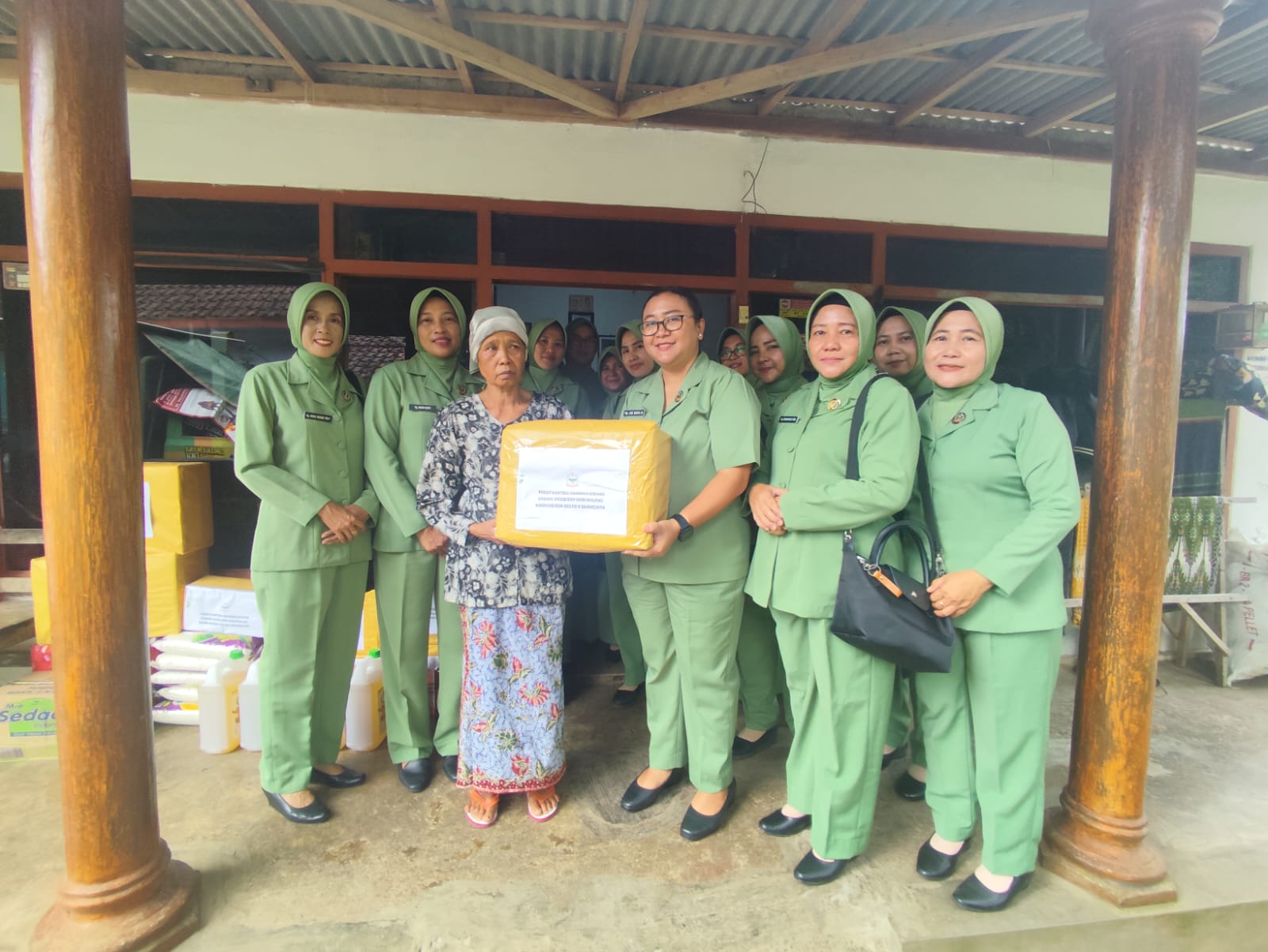 Wujud Kepedulian, Persit KCK Cabang XXXII Kodim 0818 Salurkan Bantuan untuk Warga Difabel di Pagelaran