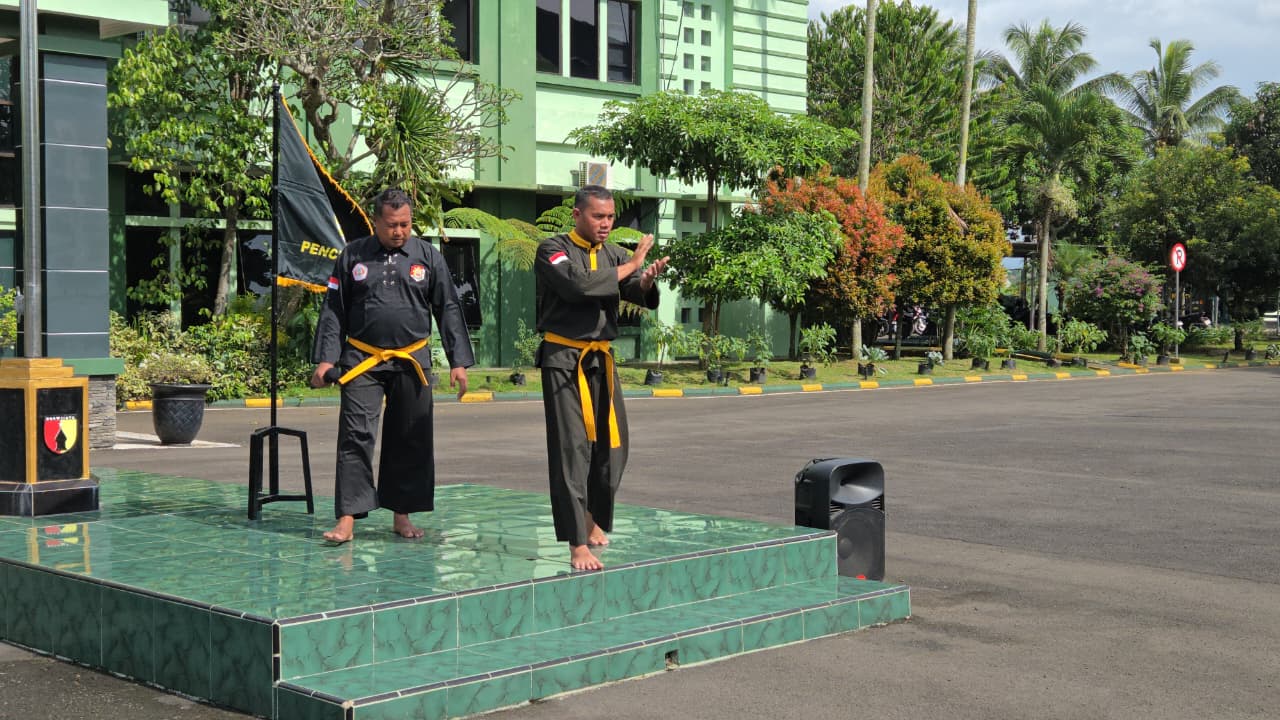 Tingkatkan Kemampuan Fisik Prajurit, Kodim 0818 Malang – ,Batu Melaksanakan Pencak Silat Militer(PSM)