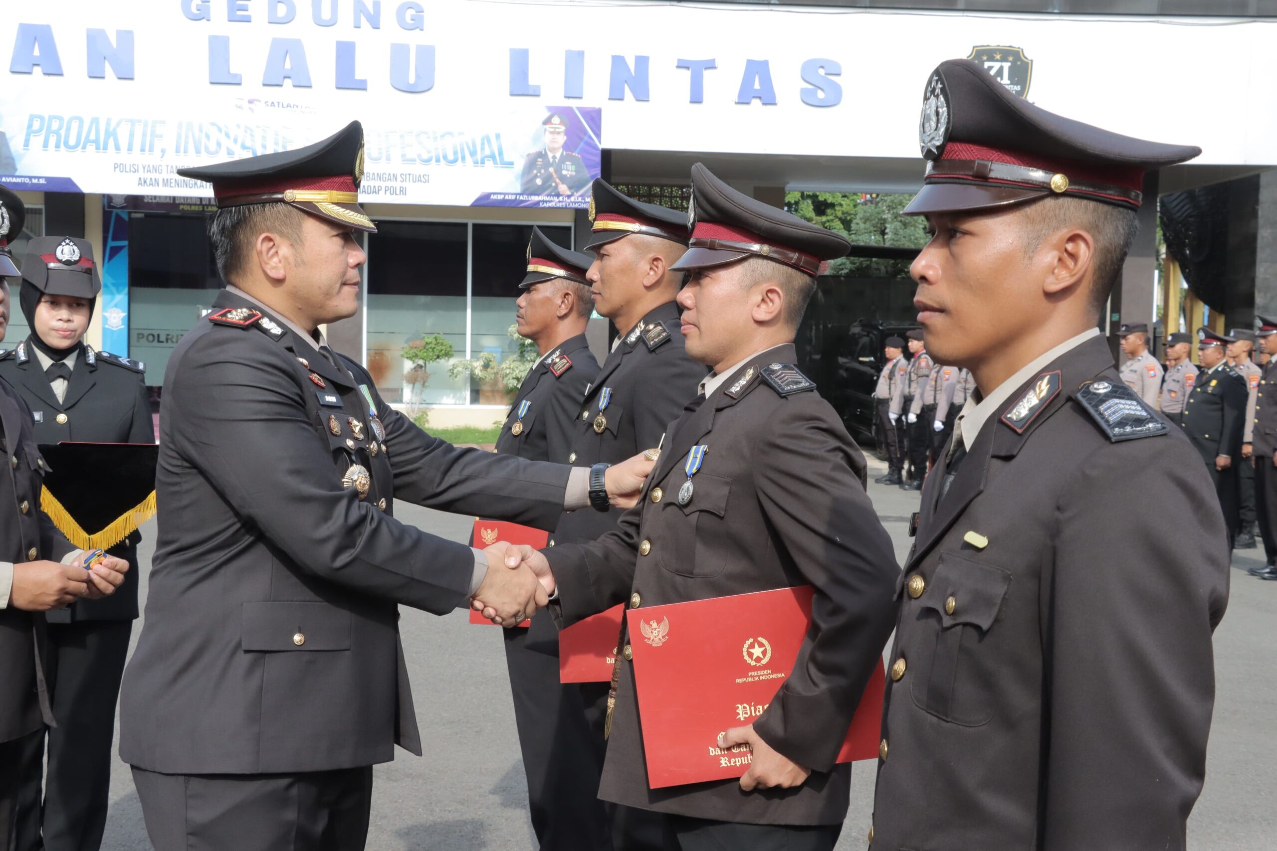 Polres Lamongan Gelar Upacara Penganugerahan Tanda Kehormatan Satya Lencana Pengabdian
