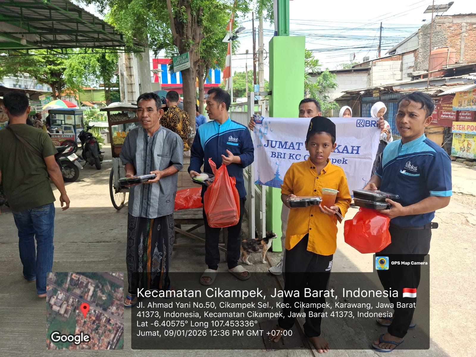 Bank BRI Kantor Cabang Cikampek Berbagi Kepedulian di lingkungan Mesjid Jami Albarokah Lewat Jumat Berkah
