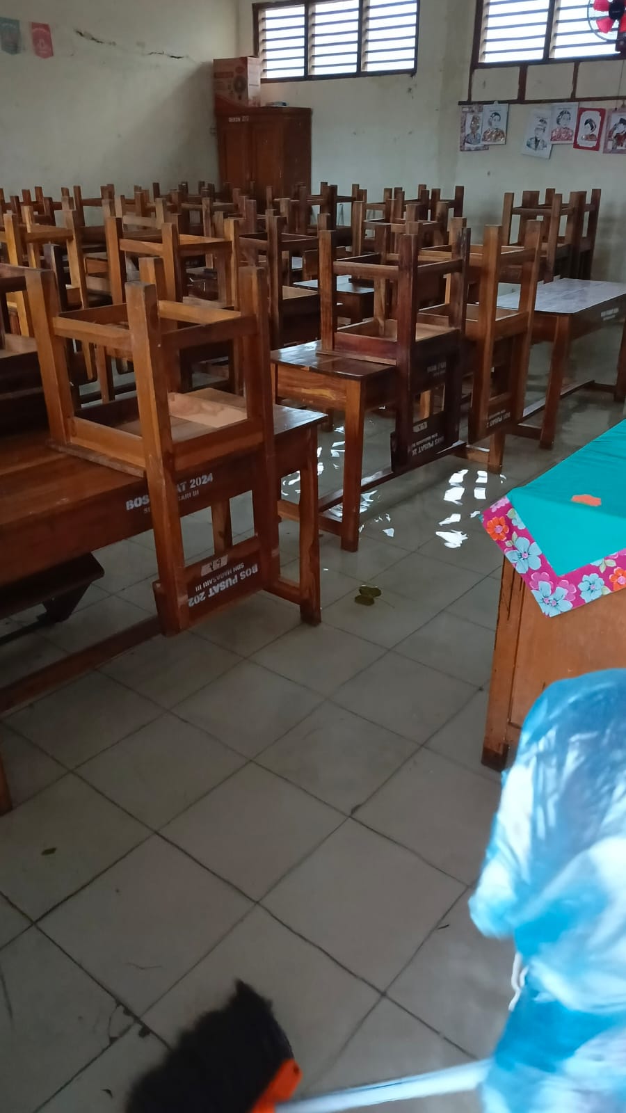 Kegiatan Belajar Mengajar Di SDN Nagasari III Terhambat Karena Genangan Air Banjir