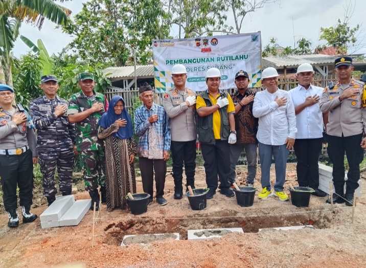 Kapolres Subang Bangun Rumah Ma Een, Tangis Bahagia Pecah