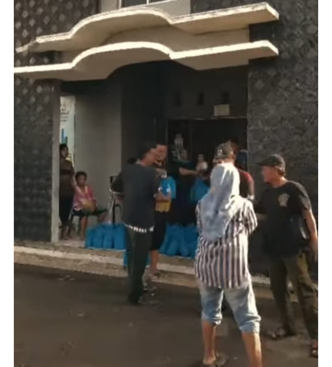 RSUD Jatisari Turun Langsung Salurkan Bantuan untuk Korban Banjir Sukamekar