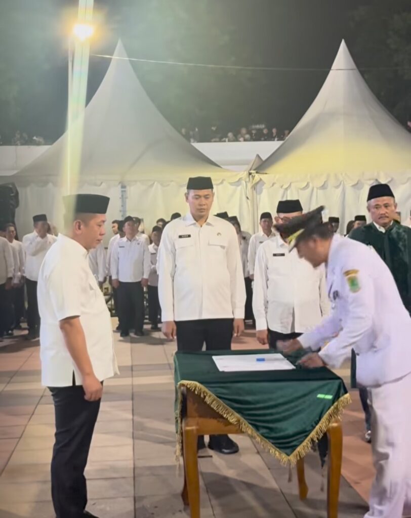 Bupati Karawang Lantik 216 ASN di Lapang Karangpawitan