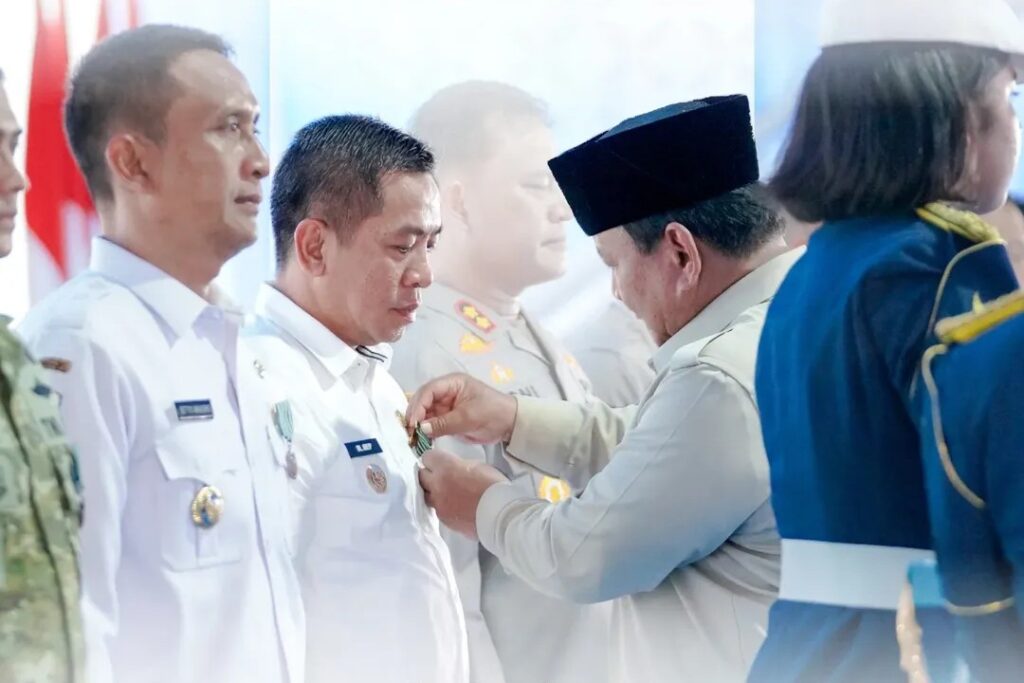 Penganugrahan Tanda Kehormatan  Satyalencana Wira Karya Kembali Di Berikan Prabowo Untuk Bupati Karawang H Aef Syaepuloh