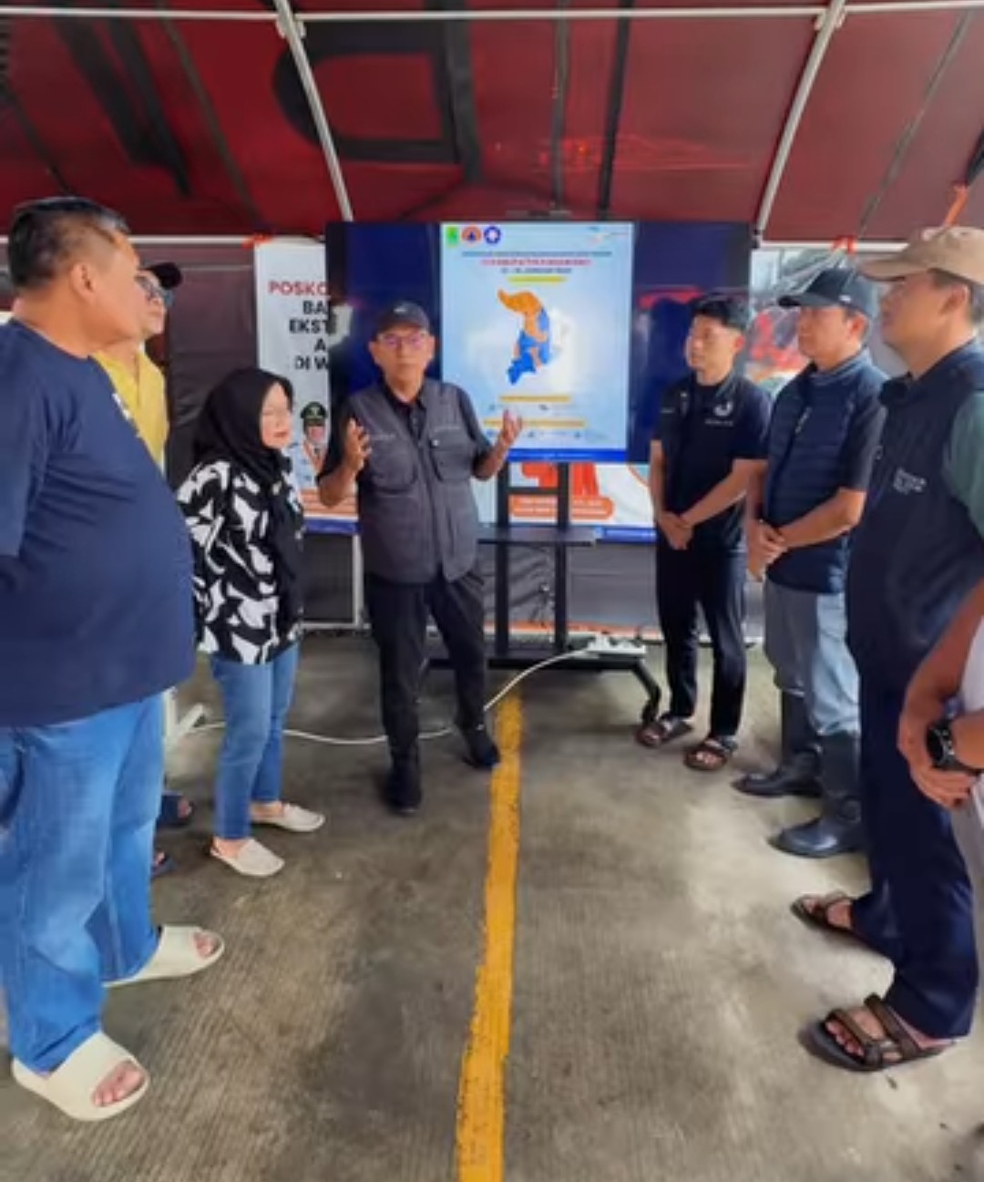 Pemkab Karawang Salurkan Bantuan Logistik untuk Warga Terdampak Banjir