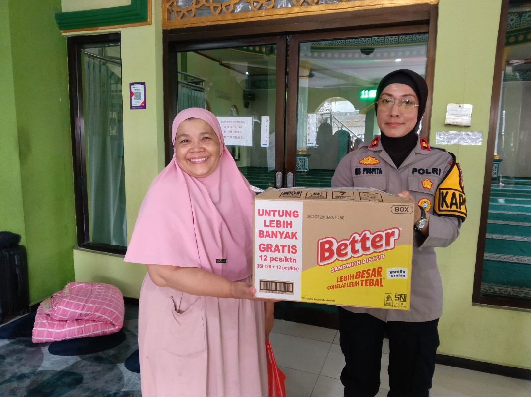 Kapolsek Telukjambe Timur Kunjungi Korban Banjir di Purwadana, Berikan Doa dan Bantuan Kemanusiaan