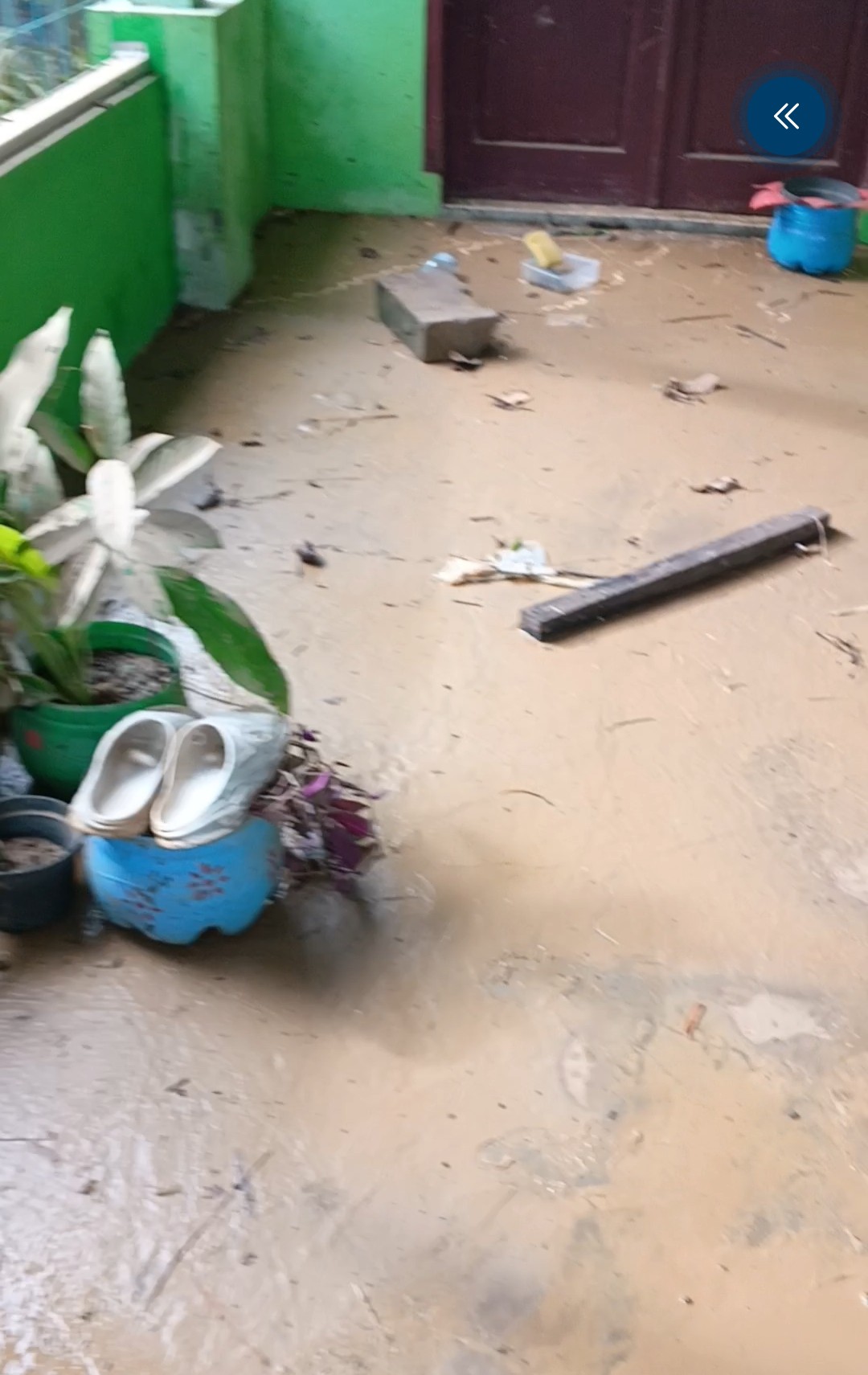 Gotong Royong Warga Bersihkan Lumpur dan Sampah Pasca Banjir di Perum Karaba Indah