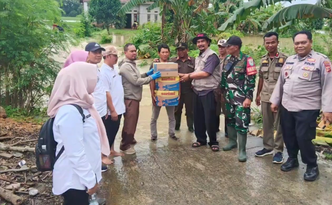 Jajaran Kecamatan Pakisjaya Bersama BPBD Salurkan Bantuan untuk Warga Terdampak Banjir