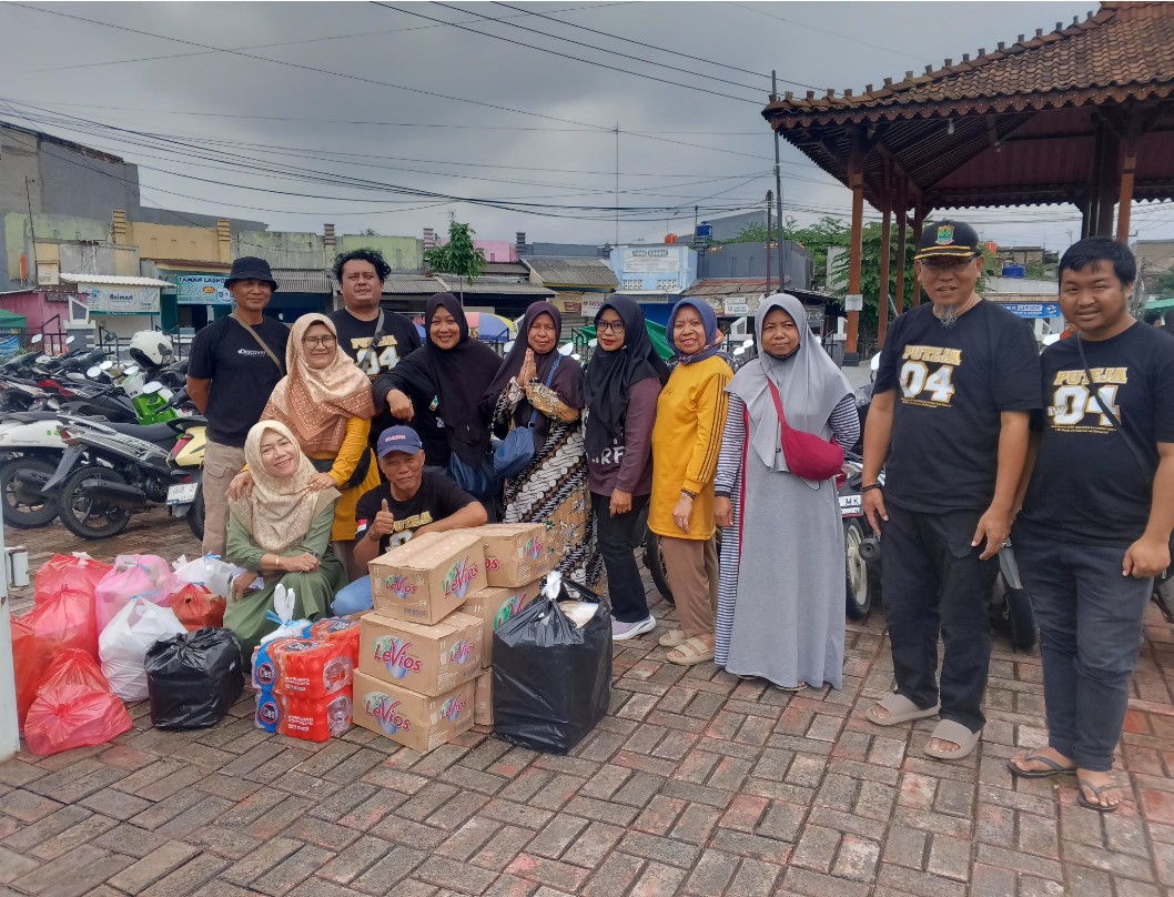 Gabungan Ibu-Ibu RW 04 Puri Telukjambe Salurkan 1.000 Bungkus Nasi untuk Korban Banjir