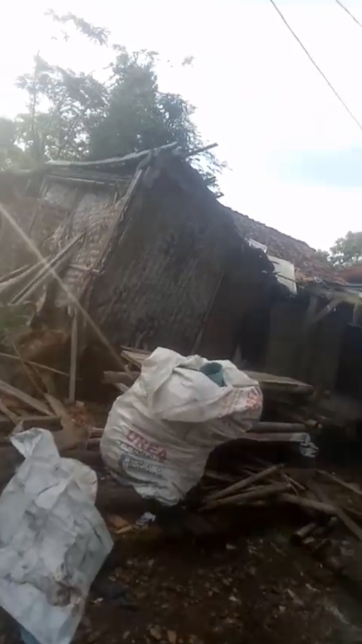 Rumah Roboh Tak Kunjung Dibantu, Lansia 83 Tahun di Sukamaju Subang Hidup Memprihatinkan