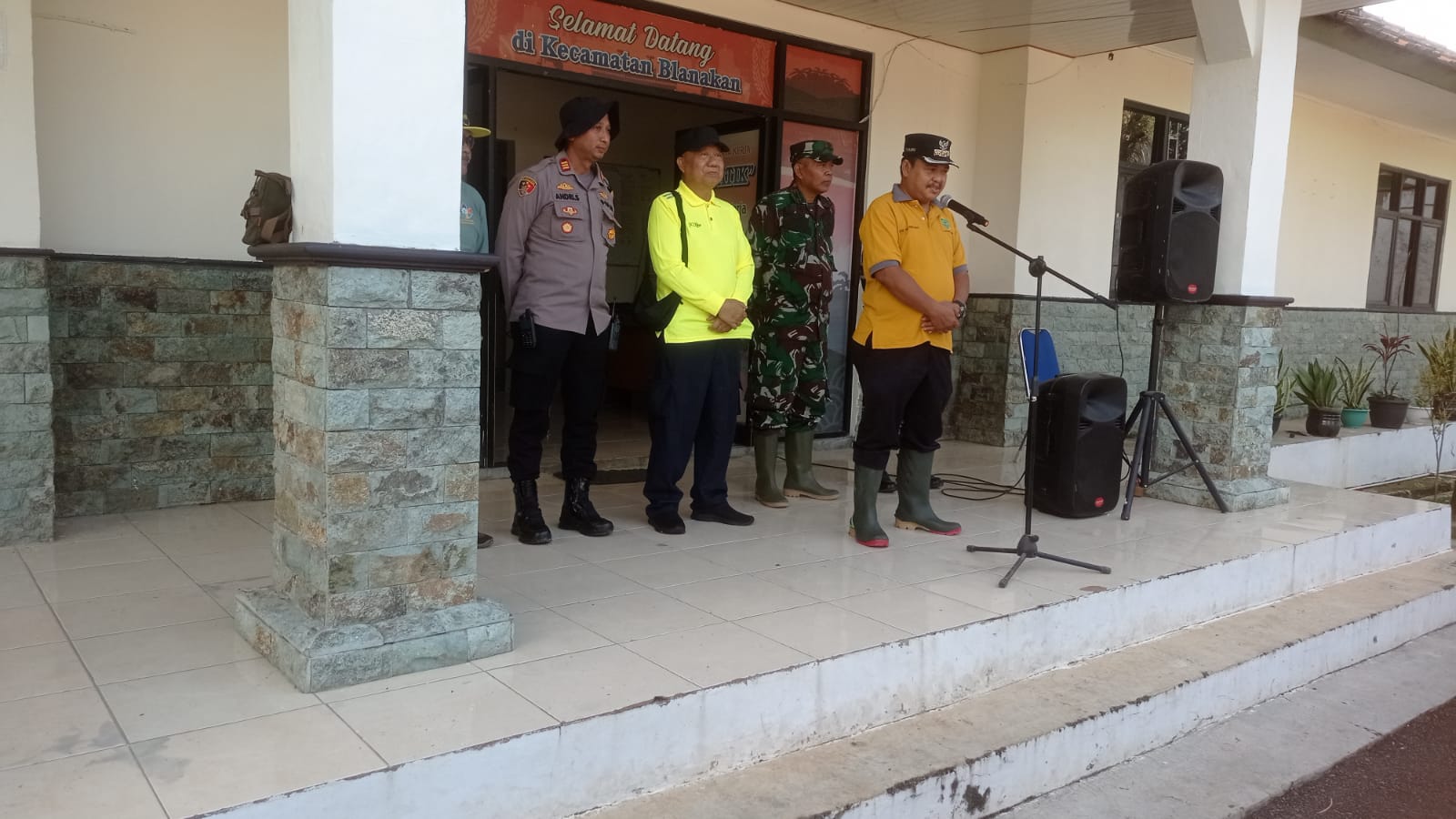 Tindaklanjuti Arahan Presiden RI, Polsek Blanakan Bersama Forkopimcam Gelar Kerja Bakti di Jalur protol Blanakan