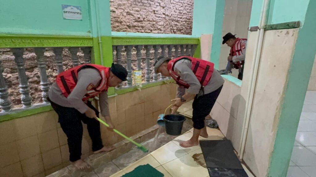 Jelang Ramadhan, Dit Samapta Polda Metro Jaya Bersih-bersih Mushola Terdampak Banjir Di Jaktim