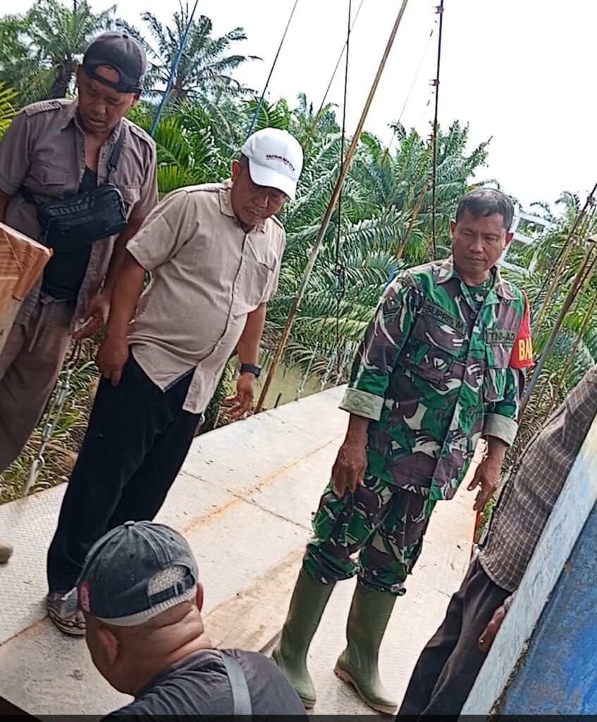 PROYEK JEMBATAN GANTUNG TANPA IDENTITAS, K3 DIABAIKAN, DIKAWAL OKNUM TNI — BAU AMIS PROYEK SILUMAN, SEMAKIN MENYENGAT.