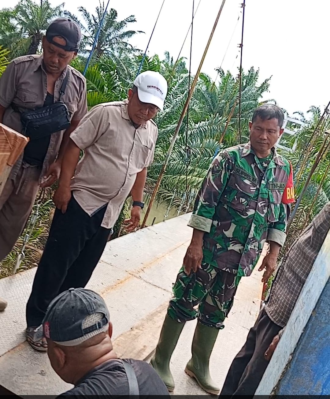 PROYEK JEMBATAN GANTUNG TANPA IDENTITAS, K3 DIABAIKAN, DIKAWAL OKNUM TNI — BAU AMIS PROYEK SILUMAN, SEMAKIN MENYENGAT.