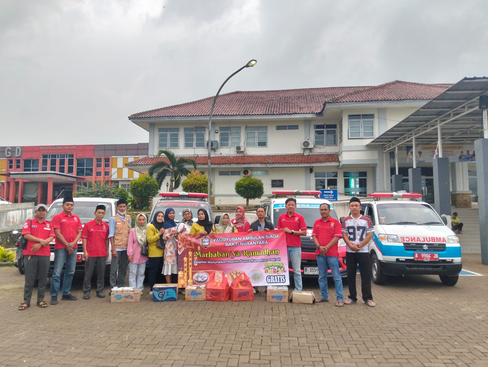 Paguyuban Ambulan Siaga Bhakti Nusantara (PASBN) Menggelar Berbagi Takjil Di RSUD Berkah Pandeglang