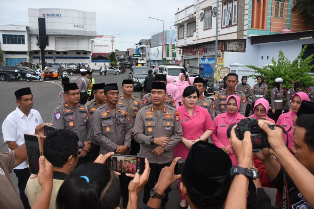 Dari Bundaran Pinisi, Aksi Kapolres Bulukumba Jadi Sorotan: Borong dan Bagi Tanpa Henti
