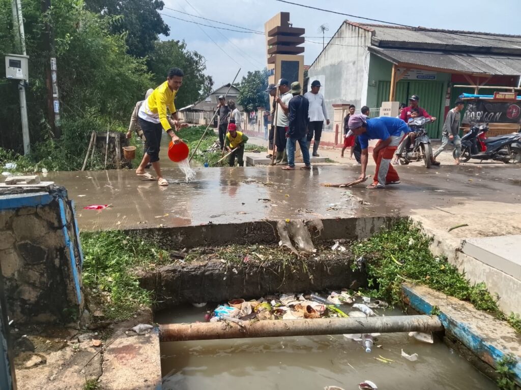 Dua Pemdes Di Ke Camatan Blanakan Bersihkan Tumpukan Sampah Di Perbatasan Kalen Asem.