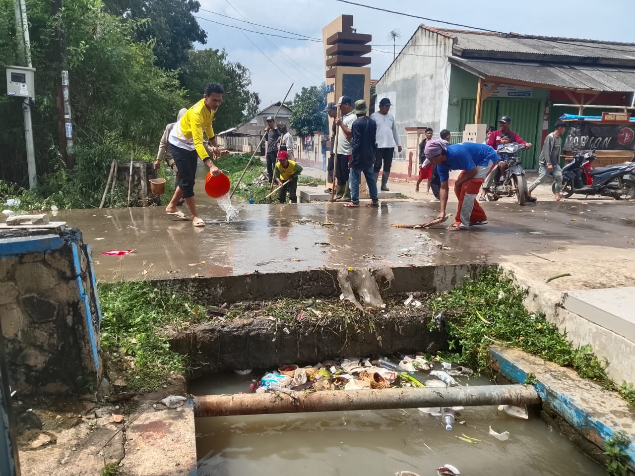 Dua Pemdes Di Ke Camatan Blanakan Bersihkan Tumpukan Sampah Di Perbatasan Kalen Asem.