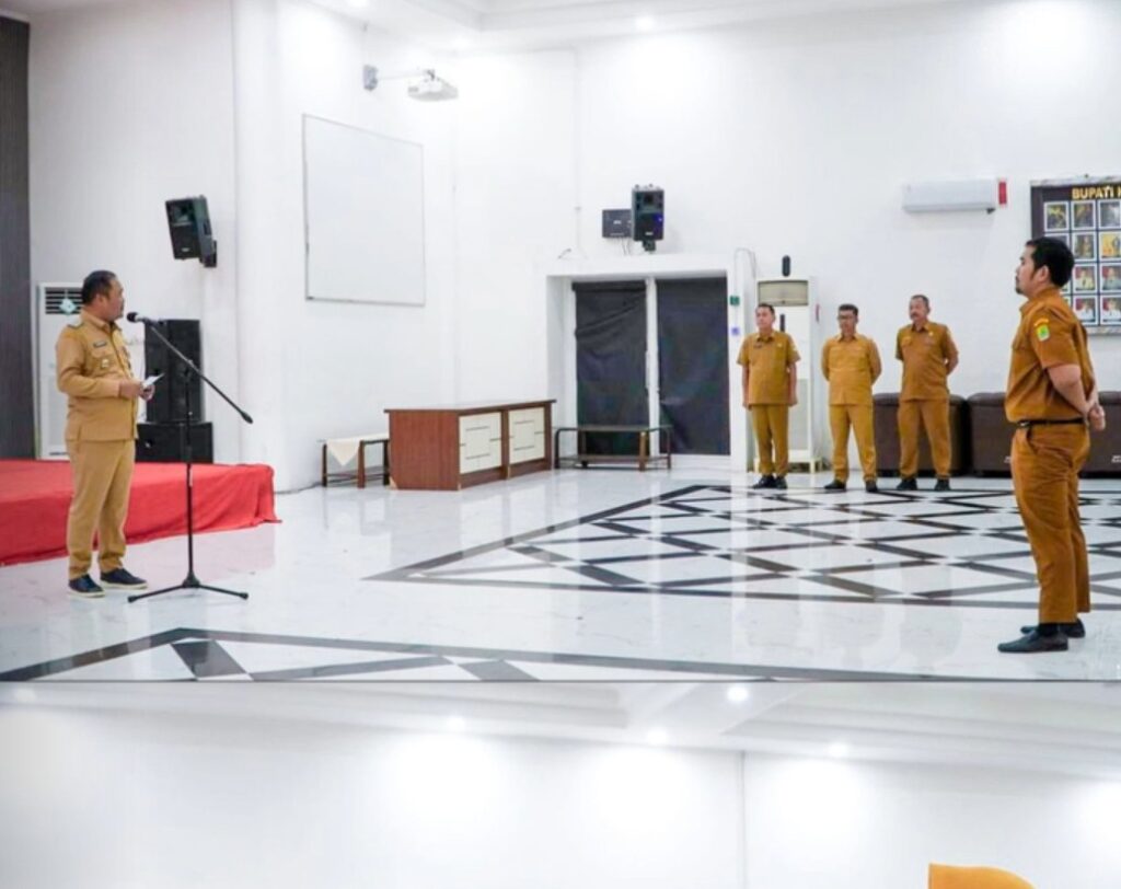 Wakil Bupati Karawang Pimpin Apel Pagi di Tengah Guyuran Hujan